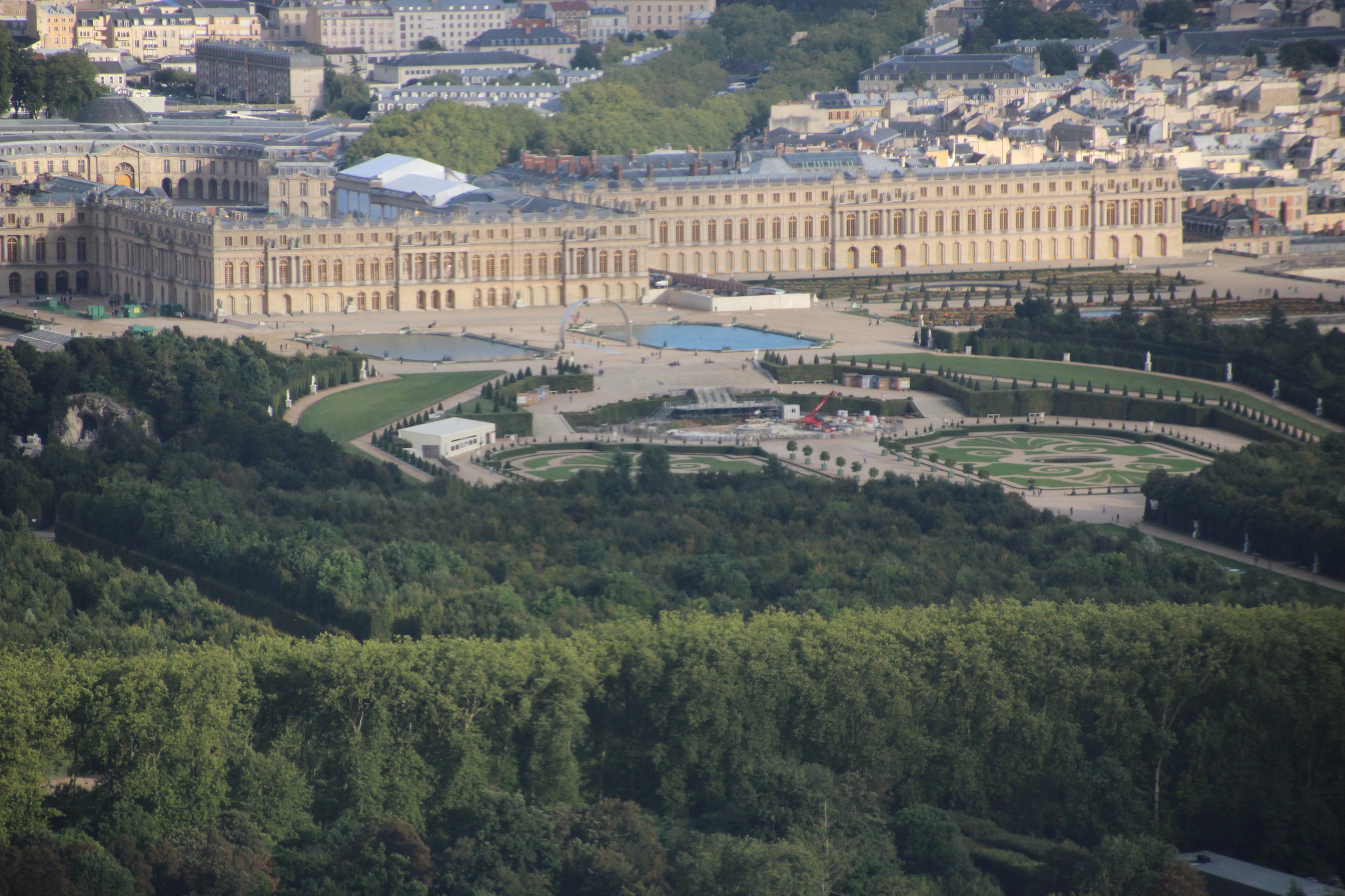 Vue aérienne contemporaine du château de Versailles, de ses cours et du domaine